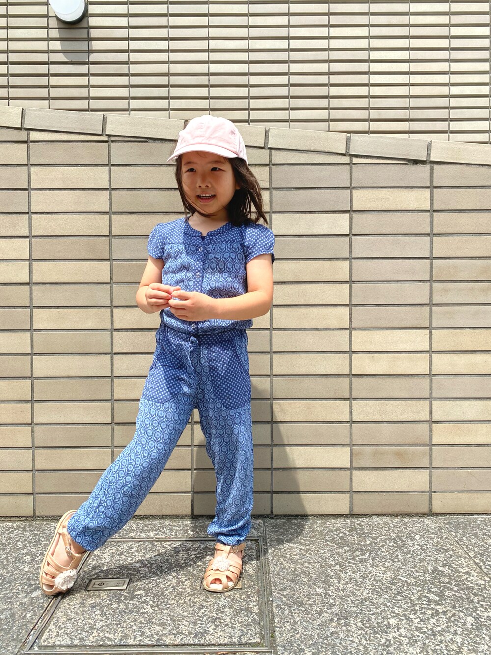 「夏コーデ、お散歩コーデ、休日スタイル、サロペット、サンダル、キャップ、ピンク、ブルー」｜「L.O.G.Gのアイテム（サロペット/オーバーオール、ブルー系）」を使った、Rin&Rayさん（キッズ・100cm）の夏コーディネートの1枚目の写真