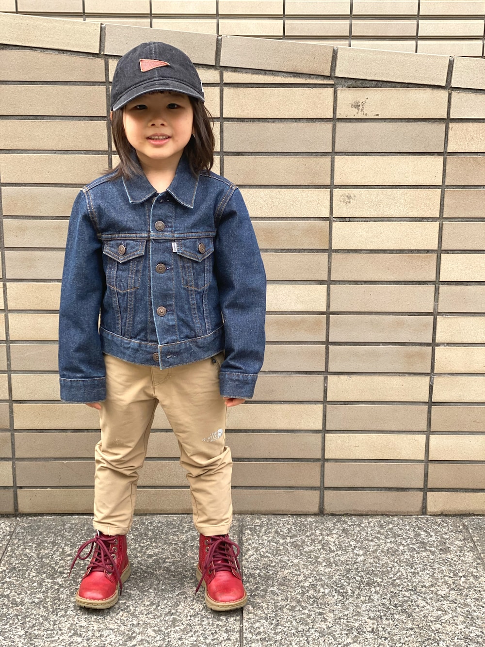 「デニムジャケット、Gジャン、キャップ、ブーツ、NEW ERA、Dr.Martens、EDWIN、THE NORTH FACE、春服デビュー宣言」｜「NEW ERAのアイテム（キャップ、ブラック系）」を使った、Rin&Rayさん（キッズ・100cm）の春コーディネートの1枚目の写真