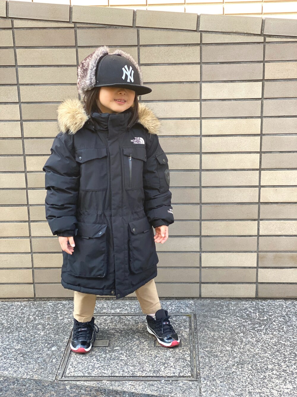 「ダウンジャケット、THE NORTH FACE、McMurdo Parka、キャップ、NEW ERA、ジョーダン、Jordan、Jordan11、ストリート、冬コーデ、マクマードパーカー」｜「NEW ERAのニューエラ キッズ キャップ 耳あて付き 59FIFTY DOG EAR MLB ニューヨークヤンキース NEW ERA KIDS（キャップ、ブラック系）」を使った、Rin&Rayさん（キッズ・100cm）の春コーディネートの1枚目の写真