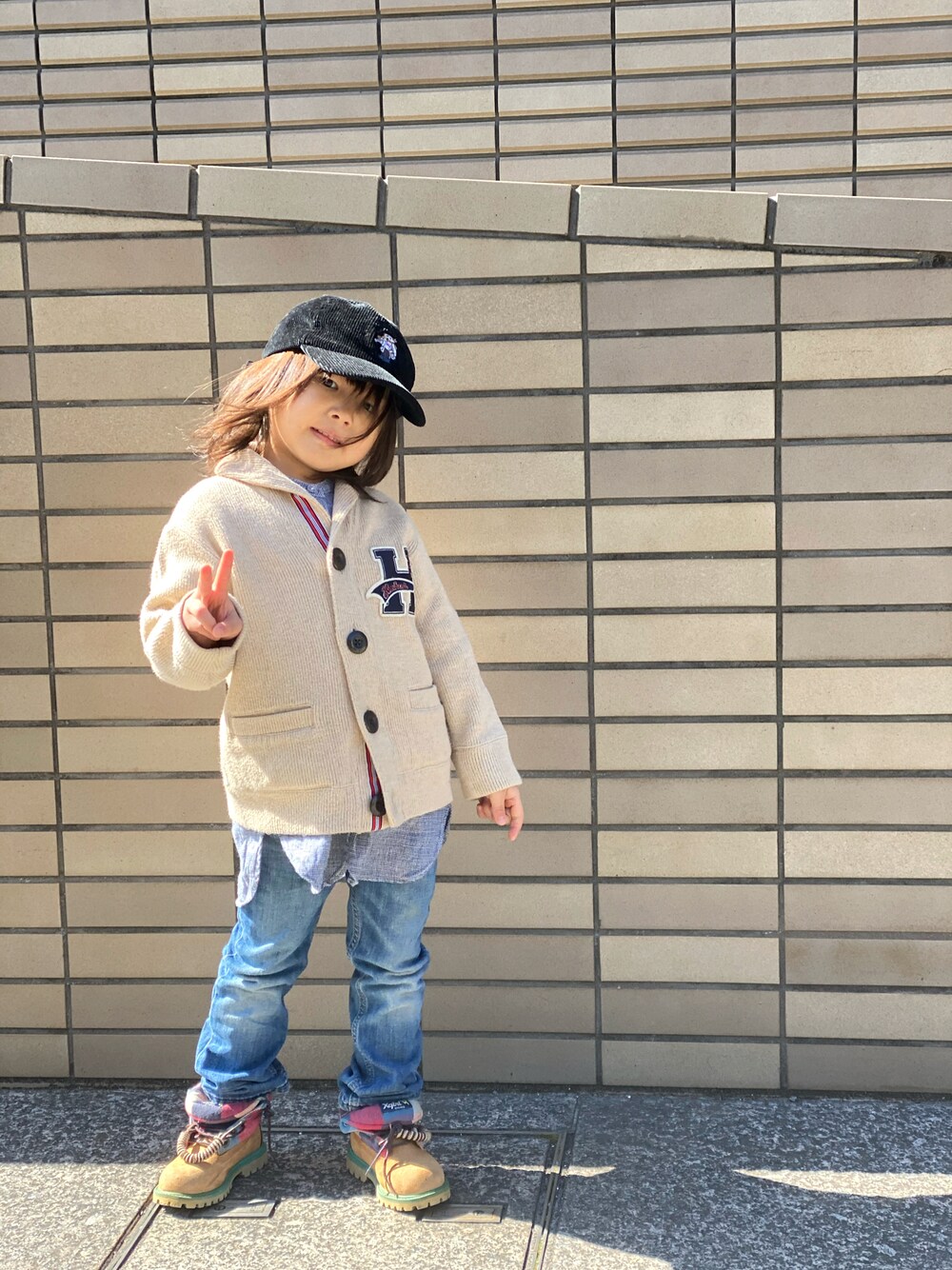 「プチプラ、春コーデ、キャップ、カーディガン、カジュアルコーデ、ジーンズ、コーデュロイ、デニム、ブーツ、Timberland、Polo Ralph Lauren、古着MIX」｜「POLO RALPH LAURENのアイテム（キャップ、ブラック系）」を使った、Rin&Rayさん（キッズ・100cm）の冬コーディネートの1枚目の写真