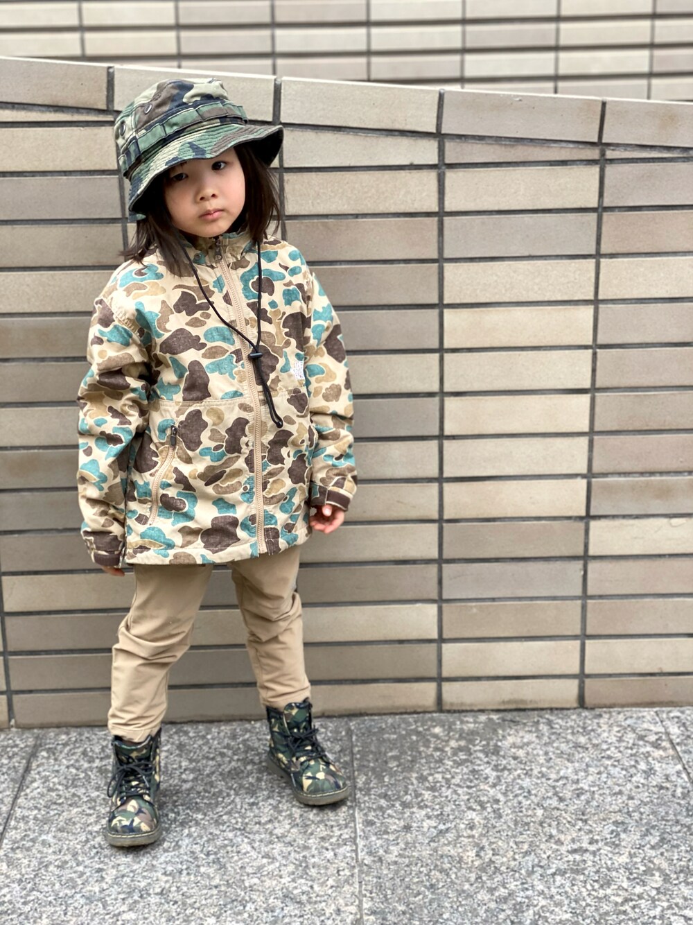 「春服デビュー宣言、迷彩、ハット、ノマドジャケット、THE NORTH FACE、Dr.Martens、迷彩コーデ、迷彩ジャケット、迷彩ブーツ」｜「NEW ERAのアイテム（ハット、その他）」を使った、Rin&Rayさん（キッズ・100cm）の春コーディネートの1枚目の写真