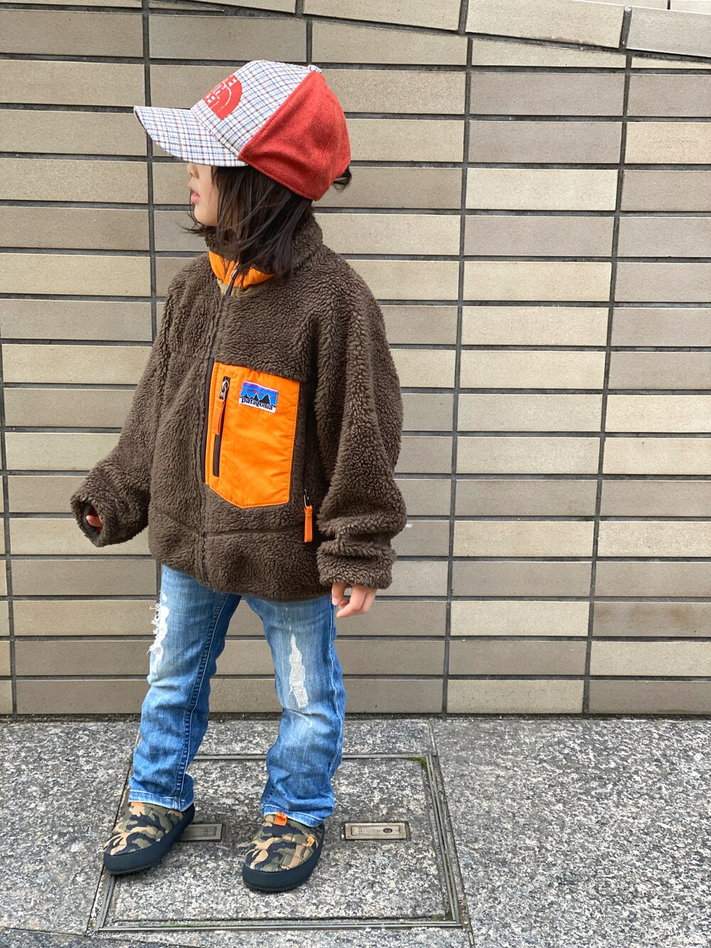 「迷彩、フリース、キャップ、アウトドアスタイル、デニム、スリッポン、THE NORTH FACE、patagonia、Diesel、オレンジ」｜「THE NORTH FACEのアイテム（キャップ、その他）」を使った、Rin&Rayさん（キッズ・100cm）の春コーディネートの1枚目の写真