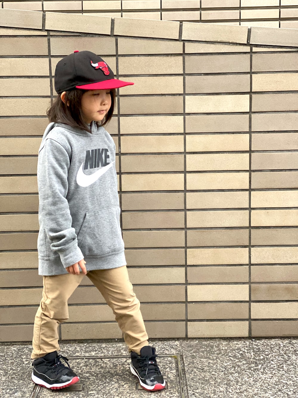 「NIKE、キッズファッション、シンプルコーデ、春コーデ、キャップ、ジョーダン11、Jordan11、パーカー、スニーカー、THE NORTH FACE、ストリート」｜「NEW ERAのアイテム（キャップ、ブラック系）」を使った、Rin&Rayさん（キッズ・100cm）の冬コーディネートの1枚目の写真