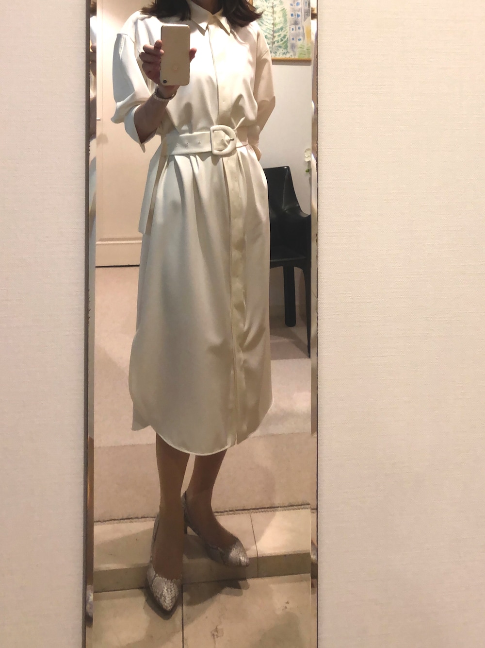 ホワイト系のシャツワンピース、グレー系のパンプスを着用したレディースの春コーディネートの1枚目の写真