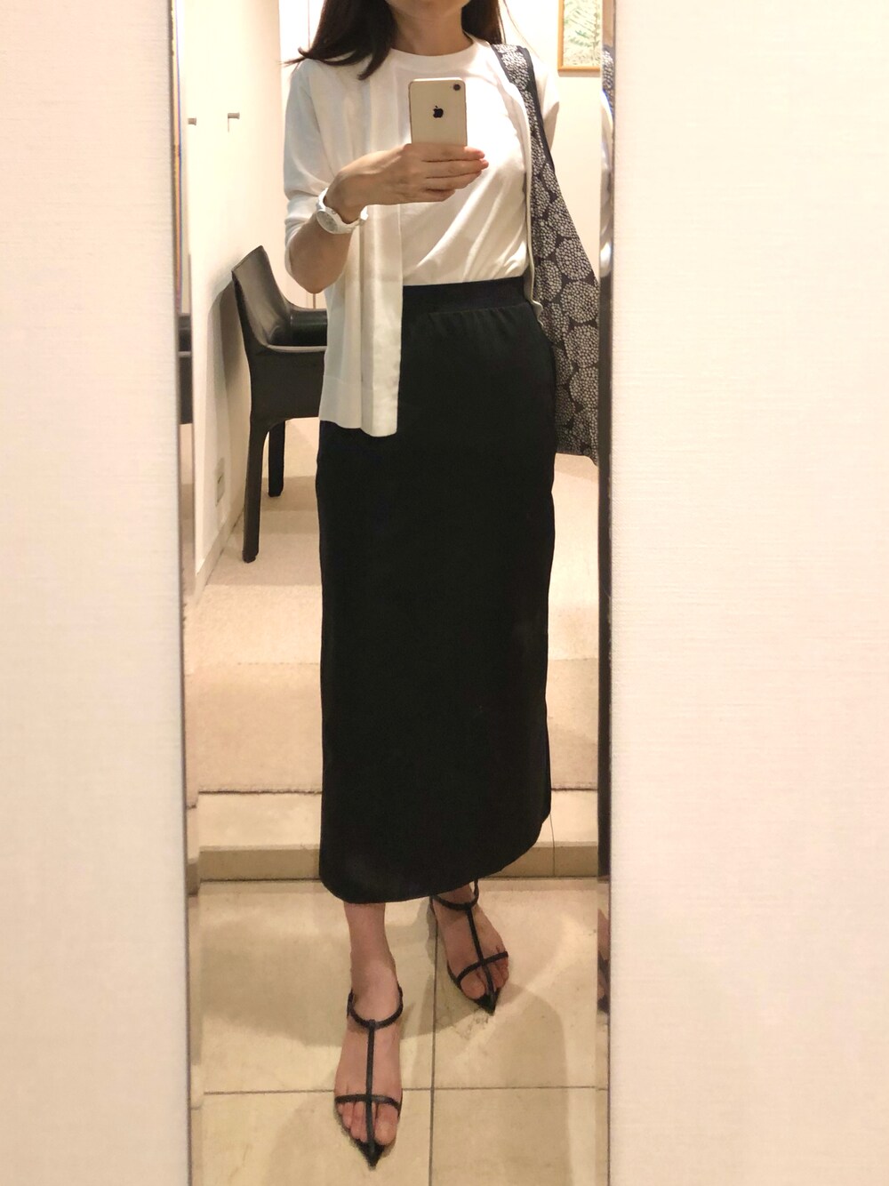 「家着、ご近所コーデ、買い出しコーデ、普段着、プチプラ、プチプラコーデ、モノトーン、ユニクロ、無印良品、シンプルコーデ、ウエストゴム、在宅勤務」｜「MAMIANのポインテッドトゥ Tストラップ フラットサンダル（サンダル、ブラック系）」を使った、mamadansyarityuuさん（レディース・168cm）の秋コーディネートの1枚目の写真
