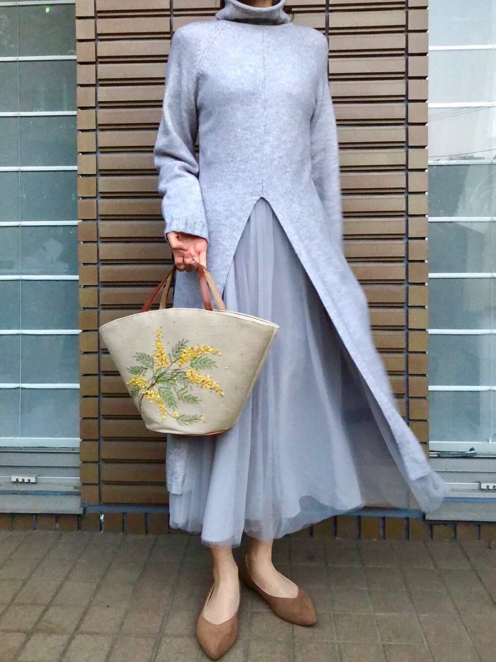 「ミモザ、H&M、ニットワンピース、チュールスカート、淡色コーデ、春コーデ、ママコーデ、休日スタイル、大人かわいい、きれいめコーディネート、大人カジュアル、リラックススタイル、バケツバッグ、International Women's Day」｜「Handmadeのアイテム（トートバッグ、イエロー系）」を使った、mamadansyarityuuさん（骨格ウェーブ・レディース・169cm）の春コーディネートの1枚目の写真