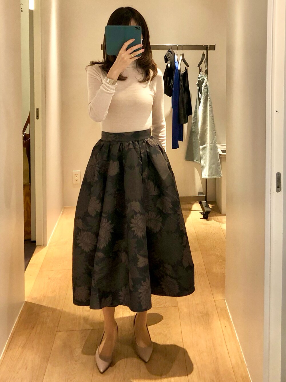 「COS、ギャザースカート、ギャザーフレアースカート、花柄スカート、シック、薄手ニット、試着室にて、ママコーデ、大人かわいい、キレイめ、骨格ナチュラル」｜「COSのアイテム（ニット/セーター、ホワイト系）」を使った、mamadansyarityuuさん（骨格ウェーブ・レディース・169cm）の冬コーディネートの1枚目の写真