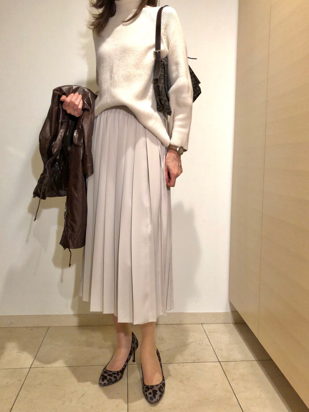 「休日スタイル、ママコーデ、淡色コーデ、シャカシャカ、ユニクロ、プリーツスカート、ZARA、豹柄、ワントーンコーデ」｜「COLE HAANのアイテム（パンプス、ブラウン系）」を使った、mamadansyarityuuさん（骨格ウェーブ・レディース・169cm）の秋コーディネートの1枚目の写真