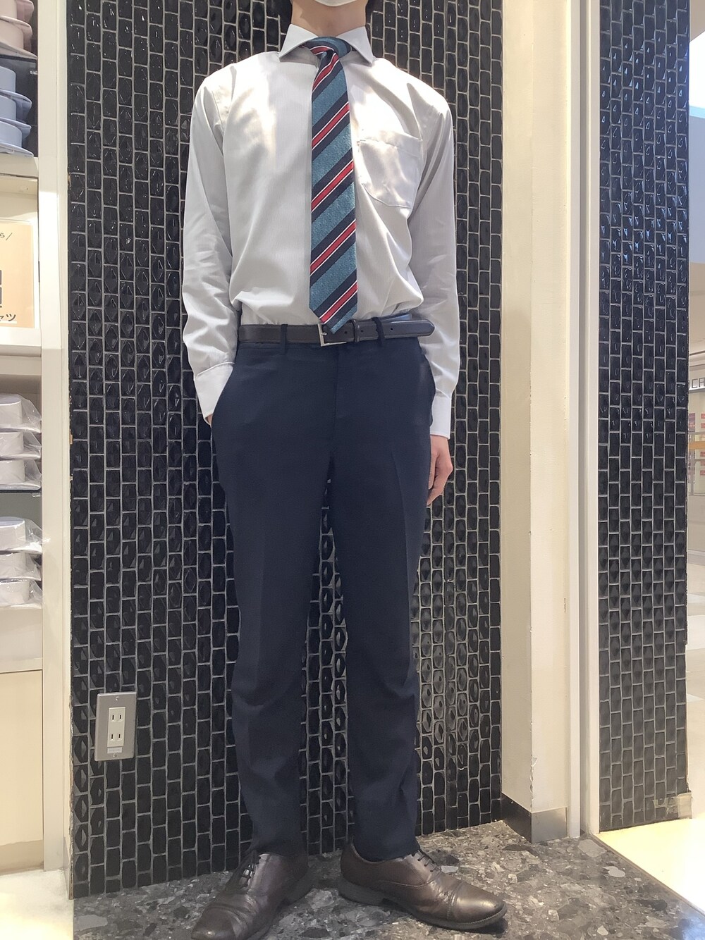「BRICK HOUSE by Tokyo Shirts、東京シャツ、オフィススタイル、ビジネススタイル、シャツスタイル、シャツ好き集まれ、ネクタイ」｜「TOKYO SHIRTSの超形態安定ノーアイロン ホリゾンタルワイド 長袖ビジネスワイシャツ（ビジネスシャツ、グレー系）」を使った、BRICK HOUSE by Tokyo Shirts 八尾アリオ店さん（メンズ・172cm）の冬コーディネートの1枚目の写真