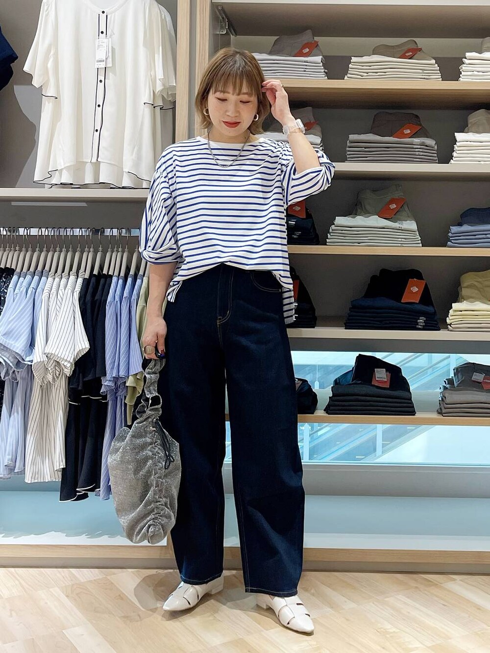 「ベーシック/シンプル、着痩せ・細見え、カジュアル、GLOBAL WORK、ママコーデ、GOOD DENIM_GLOBAL WORK」｜「GLOBAL WORKのラメシャーリング3WAYショルダー/120753（ショルダーバッグ、ブラック系）」を使った、kusuko1103さん（レディース・163cm）の春コーディネートの1枚目の写真