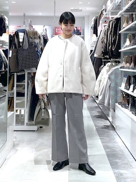 「アイテム（バッグ、グリーン系）」を使った、西尾有加さん（レディース・164cm）の冬コーディネート