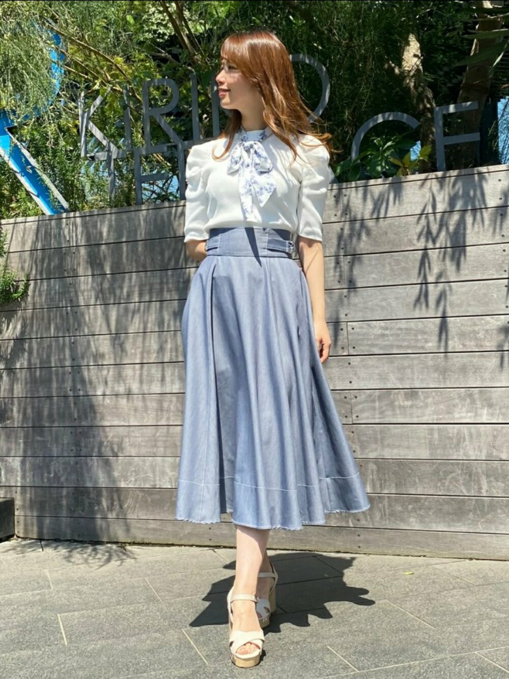 「夏コーデ、大人カジュアル、シンプル、キレイめ、休日スタイル、お出かけコーデ、プチプラコーデ、スカート、プチプラ、シンプルコーデ」｜「MISCH MASCHの■2023春夏新作■スカーフ付きパワショルリブニット/MM328305（ニット/セーター、ホワイト系）」を使った、MISCH MASCH本部さん（レディース・158cm）の夏コーディネートの1枚目の写真