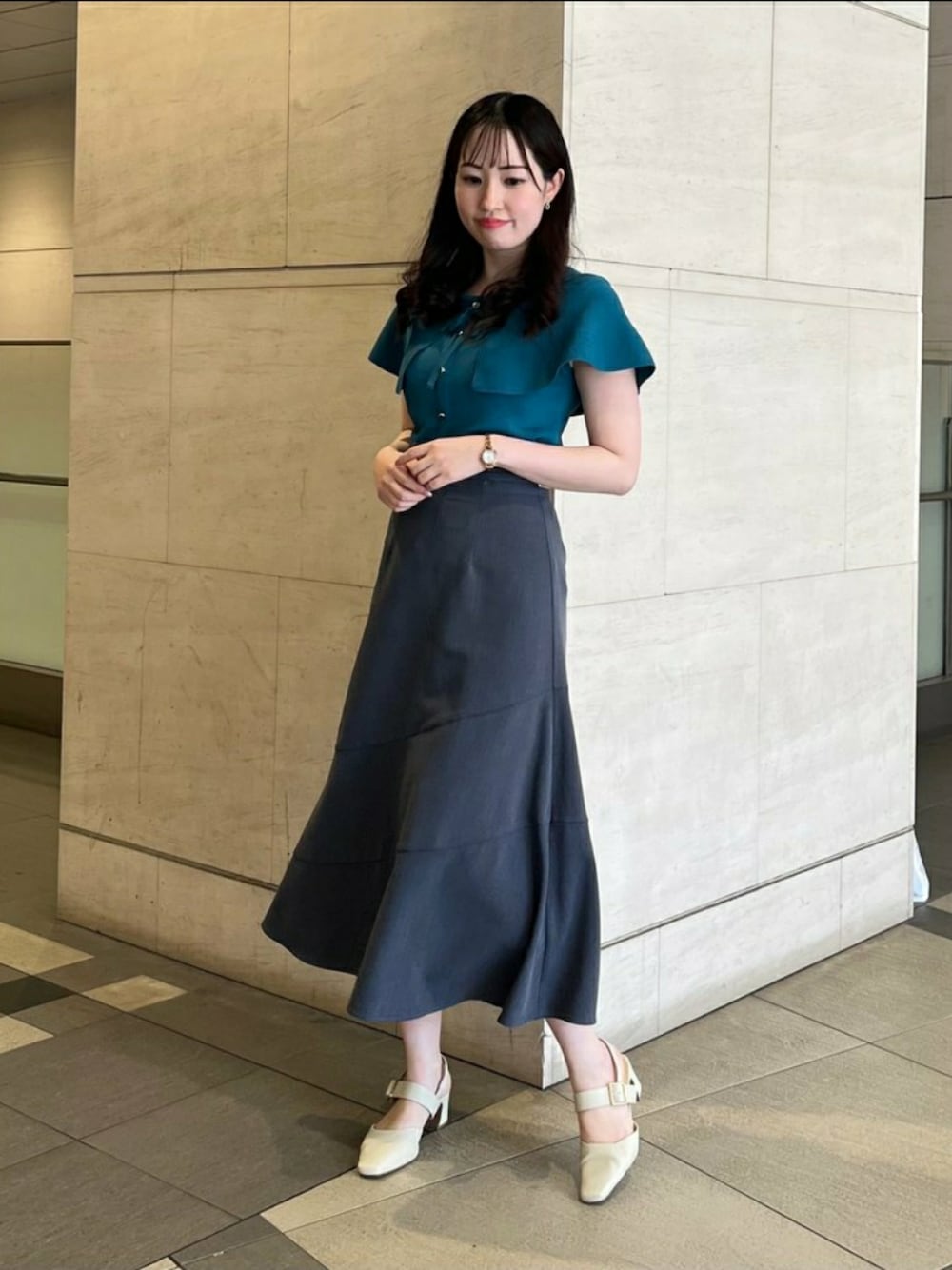 「夏コーデ、大人かわいい、シンプルコーデ、今日のコーデ、大人カジュアル、キレイめ、夏」｜「MISCH MASCHの■2023春夏新作■配色ビッグ衿ニット/MM318332（ニット/セーター、グリーン系）」を使った、MISCH MASCH本部さん（レディース・158cm）の春コーディネートの1枚目の写真