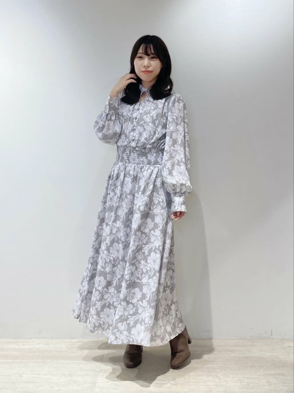 「秋コーデ、大人カジュアル、きれいめカジュアル、お出かけコーデ、秋服、大人コーデ、大人女子、ワンピース、花柄、低身長、低身長コーデ」｜「MISCH MASCHのバー付きハイネックフラワーワンピース（ワンピース、ブラウン系）」を使った、MISCH MASCH本部さん（レディース・149cm）の秋コーディネートの1枚目の写真
