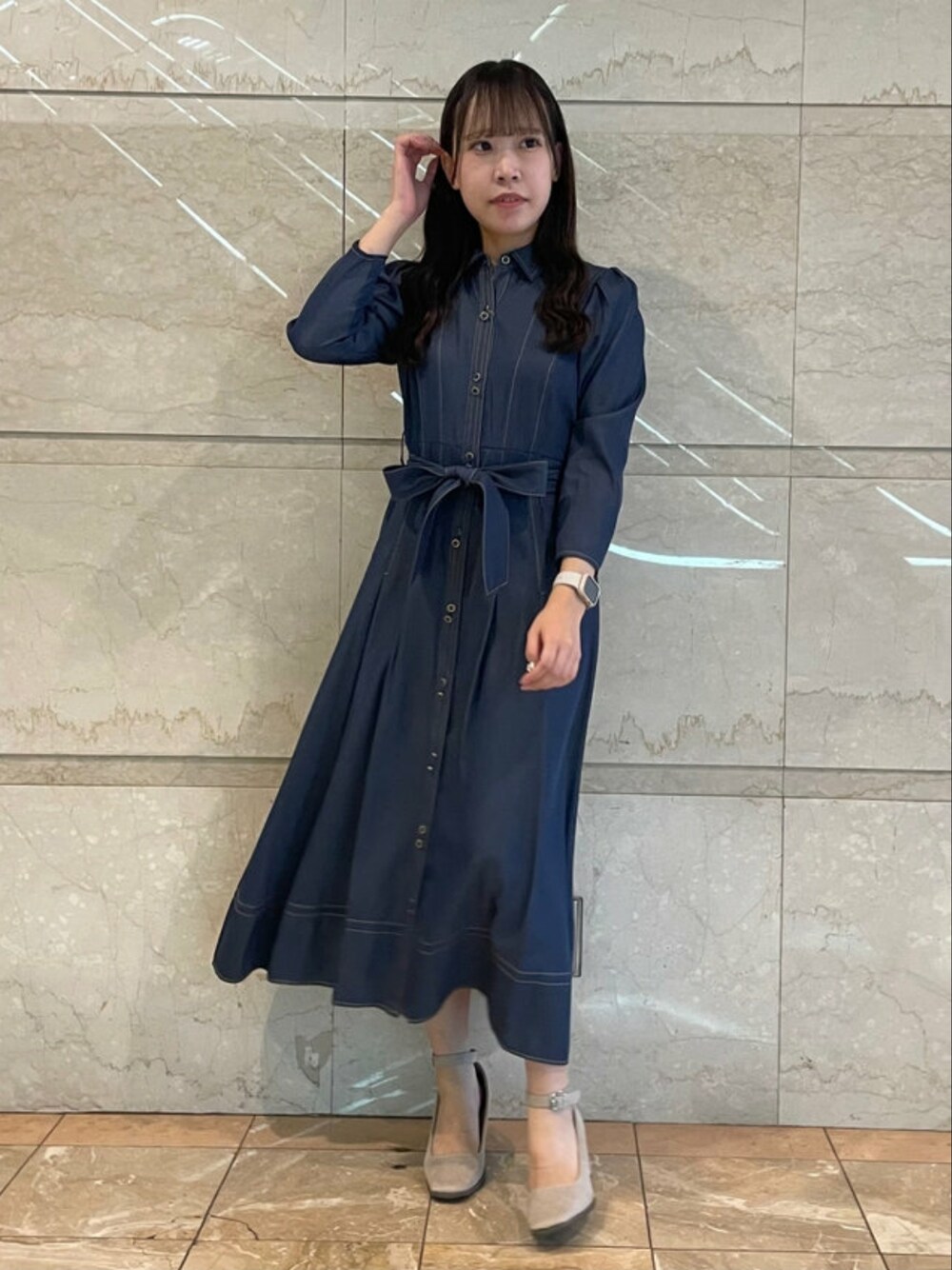 「大人女子、ラクチンコーデ、オトナカジュアル、大人コーデ、ワンピース、オンオフ兼用、オフィスカジュアル、シャツワンピ、デニム、デニムワンピース」｜「MISCH MASCHの配色ステッチワンピース（ワンピース、ブルー系）」を使った、MISCH MASCH本部さん（レディース・158cm）の秋コーディネートの1枚目の写真