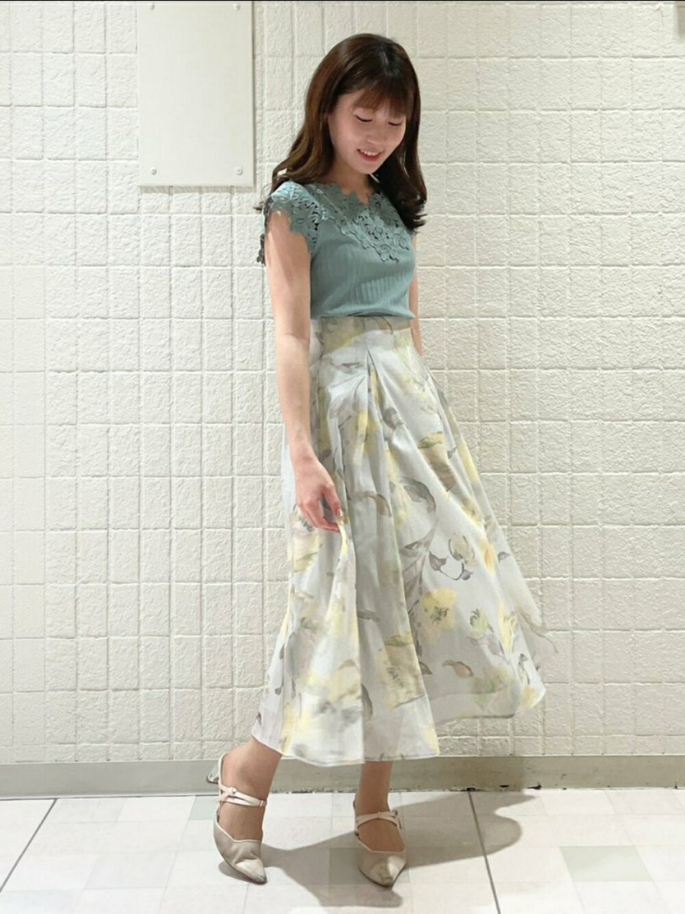 「シンプルコーデ、夏コーデ、大人かわいい、今日のコーデ、大人カジュアル、夏、キレイめ」｜「MISCH MASCHの■2023春夏新作■ランダムリブモチーフレースカットソー/MM318205（Tシャツ/カットソー、グリーン系）」を使った、MISCH MASCH本部さん（レディース・158cm）の春コーディネートの1枚目の写真