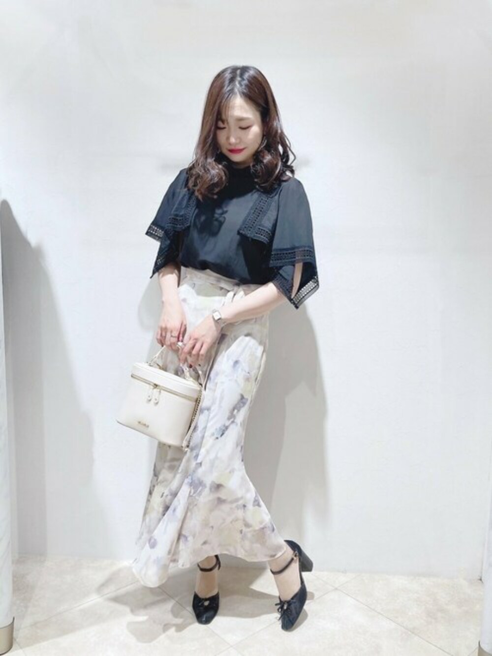「大人コーデ、今日のコーデ、夏コーデ、ブラウス、スカート、キレイめ、レース、ミッシュマッシュ、MISCH MASCH、夏」｜「MISCH MASCHのケープ袖ブラウス（シャツ/ブラウス、ブラック系）」を使った、MISCH MASCH本部さん（レディース・156cm）の春コーディネートの1枚目の写真