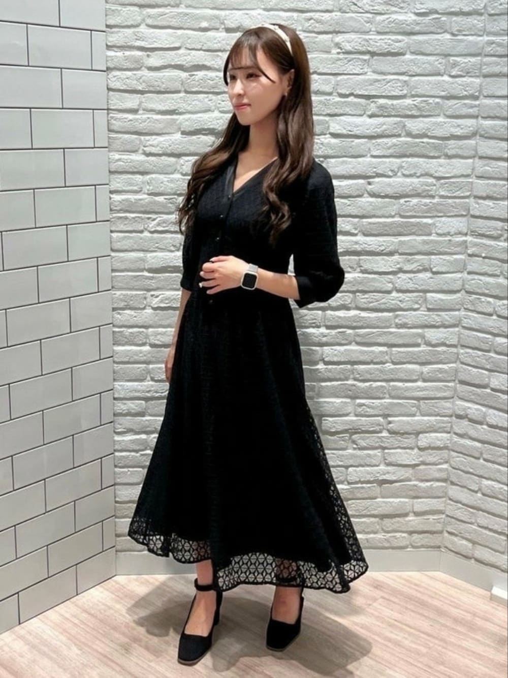「秋コーデ、秋服準備はじめました、秋服、オトナ女子、大人コーデ、オトナカジュアル、ワンピース、シンプル、キレイめ、レース」｜「MISCH MASCHの幾何レースワンピース（ワンピース、ブラック系）」を使った、MISCH MASCH本部さん（レディース・155cm）の秋コーディネートの1枚目の写真