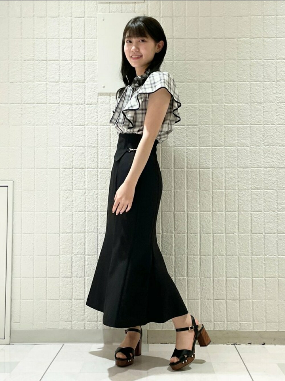 「夏コーデ、オトナカワイイ、チエック、ロングスカート、ブラウス、マーメイドスカート」｜「MISCH MASCHの■2023春夏新作■チェック2WAYブラウス/MM328102（シャツ/ブラウス、ブラウン系）」を使った、MISCH MASCH本部さん（レディース・156cm）の夏コーディネートの1枚目の写真