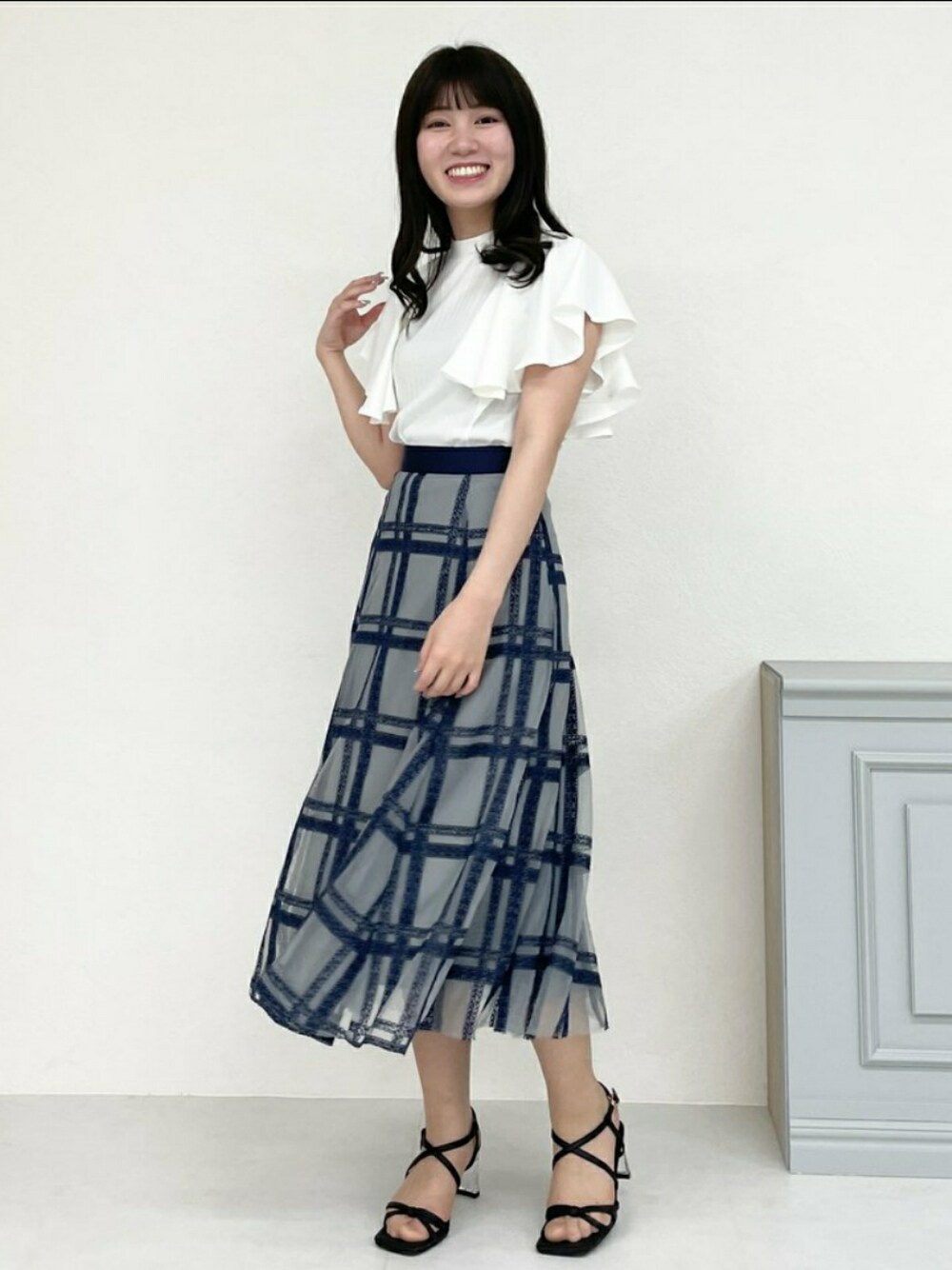 「夏コーデ、大人カジュアル、シンプル、キレイめ、休日スタイル、夏だ！Tシャツ着よう！、お出かけコーデ、プチプラコーデ、シンプルコーデ、プチプラ」｜「MISCH MASCHの■2023春夏新作■レース刺繍スカート/MM327209（スカート、グレー系）」を使った、MISCH MASCH本部さん（レディース・156cm）の夏コーディネートの1枚目の写真