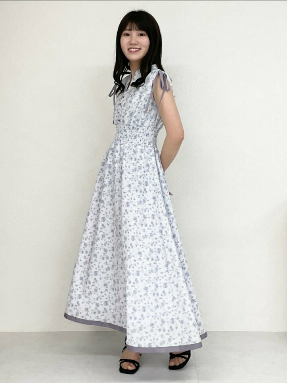 「夏コーデ、大人カジュアル、シンプル、キレイめ、休日スタイル、お出かけコーデ、ワンピース、シンプルコーデ、プチプラ、プチプラコーデ」｜「MISCH MASCHの■2023春夏新作■アイビーフラワーワンピース/MM327404（ワンピース、パープル系）」を使った、MISCH MASCH本部さん（レディース・156cm）の夏コーディネートの1枚目の写真