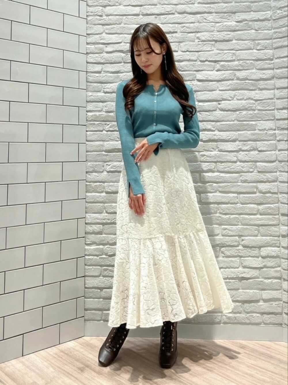 「秋冬コーデ、オトナ女子、ootd、オトナカジュアル、今日のコーデ、スカート、ニット、ベロア、マーメイドスカート、オフィスカジュアル、キレイめ、大人コーデ」｜「MISCH MASCHのバー付きゴールド釦リブニット（ニット/セーター、グリーン系）」を使った、MISCH MASCH本部さん（レディース・155cm）の秋コーディネートの1枚目の写真