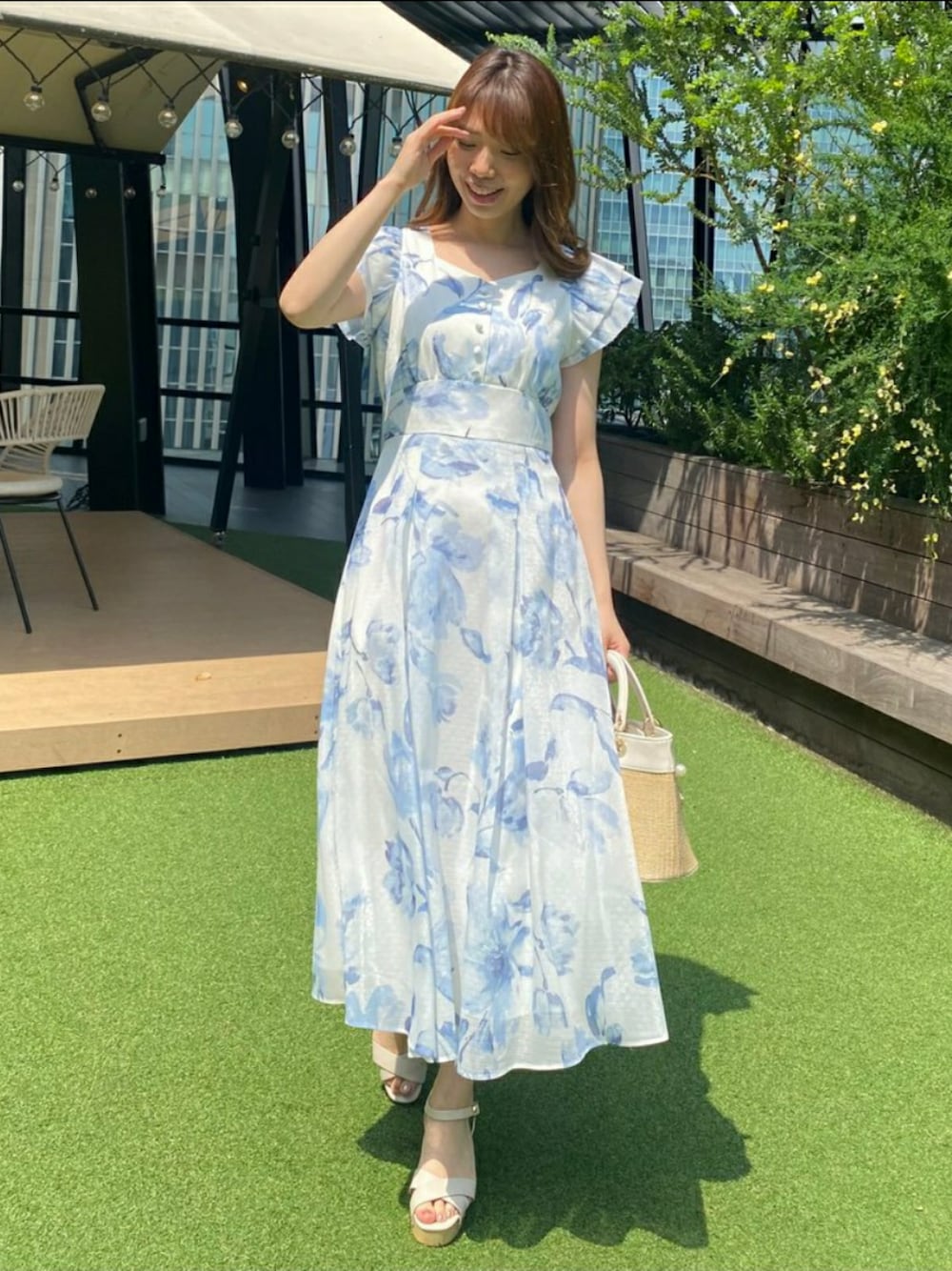 「シンプルコーデ、大人かわいい、今日のコーデ、夏コーデ、大人カジュアル、ワンピースコーデ、夏、キレイめ」｜「MISCH MASCHの■2023春夏新作■ラメジャガードフラワーワンピース/MM327411（ワンピース、ブルー系）」を使った、MISCH MASCH本部さん（レディース・158cm）の春コーディネートの1枚目の写真