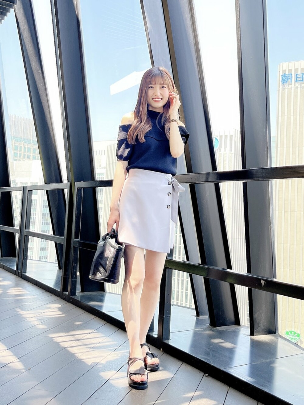 「大人カジュアル、パンツスタイル、きれいめカジュアル、今日のコーデ、シンプル、サンダル、ootd」｜「MISCH MASCHの肩出しオフショルニット（ニット/セーター、ブラック系）」を使った、MISCH MASCH本部さん（レディース・165cm）の春コーディネートの1枚目の写真