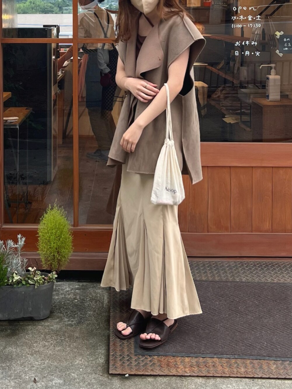 「秋のコーデ、オトナ女子、休日スタイル、カジュアルコーデ、お出かけコーデ、秋物準備はじめました、今日の服、淡色コーデ、淡色女子、スカート、スカートコーデ、マーメイドスカート、ベージュコーデ、ベージュ、ブラウン」｜「JUNOAHのアイテム（スカート、ベージュ系）」を使った、アユナさん（レディース・158cm）の秋コーディネートの1枚目の写真