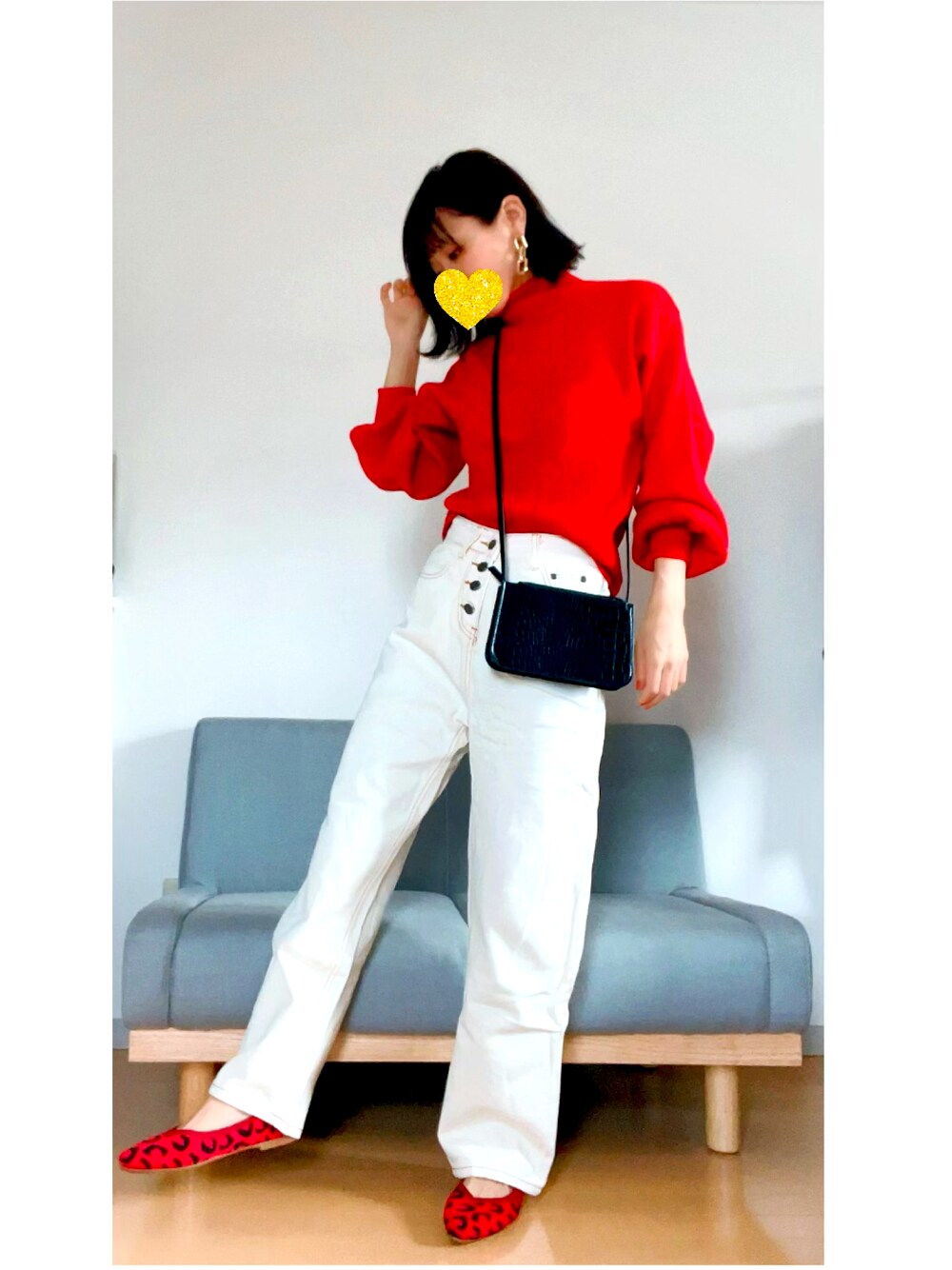 「大人カジュアル、赤×白、カラーニット、ホワイトデニム、柄パンプス、おしゃれさんと繋がりたい」｜「韓国ブランドのアイテム（パンプス、レッド系）」を使った、すーさんさん（レディース・153cm）の秋コーディネートの1枚目の写真