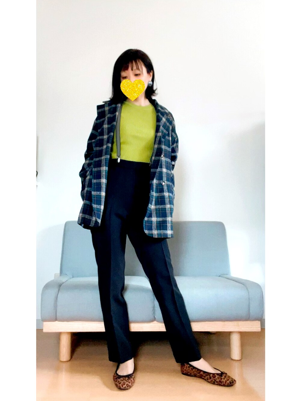 「大人カジュアル、アニマル柄、柄アウター、グリーンコーデ、センタープレスパンツ、サスペンダー、フラットシューズ」｜「ROPE' PICNICの【一部店舗限定34-42サイズ】ラク美/ストレートカラーパンツ（スラックス、ブラック系）」を使った、すーさんさん（レディース・153cm）の秋コーディネートの1枚目の写真