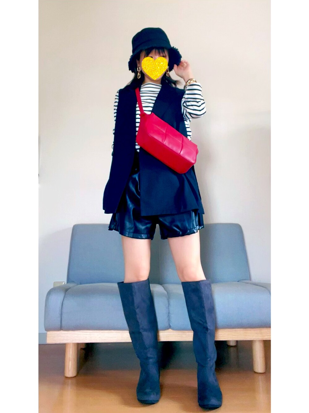 「大人カジュアル、ベスト、ボーダートップス、ショートパンツ、レザーパンツ、ブーツ、秋コーデ、お出かけコーデ、大人女子、脚長効果、お洒落さんとつながりたい」｜「DRESKIPのサイドベルトジレ（ベスト、ブラック系）」を使った、すーさんさん（レディース・153cm）の秋コーディネートの1枚目の写真