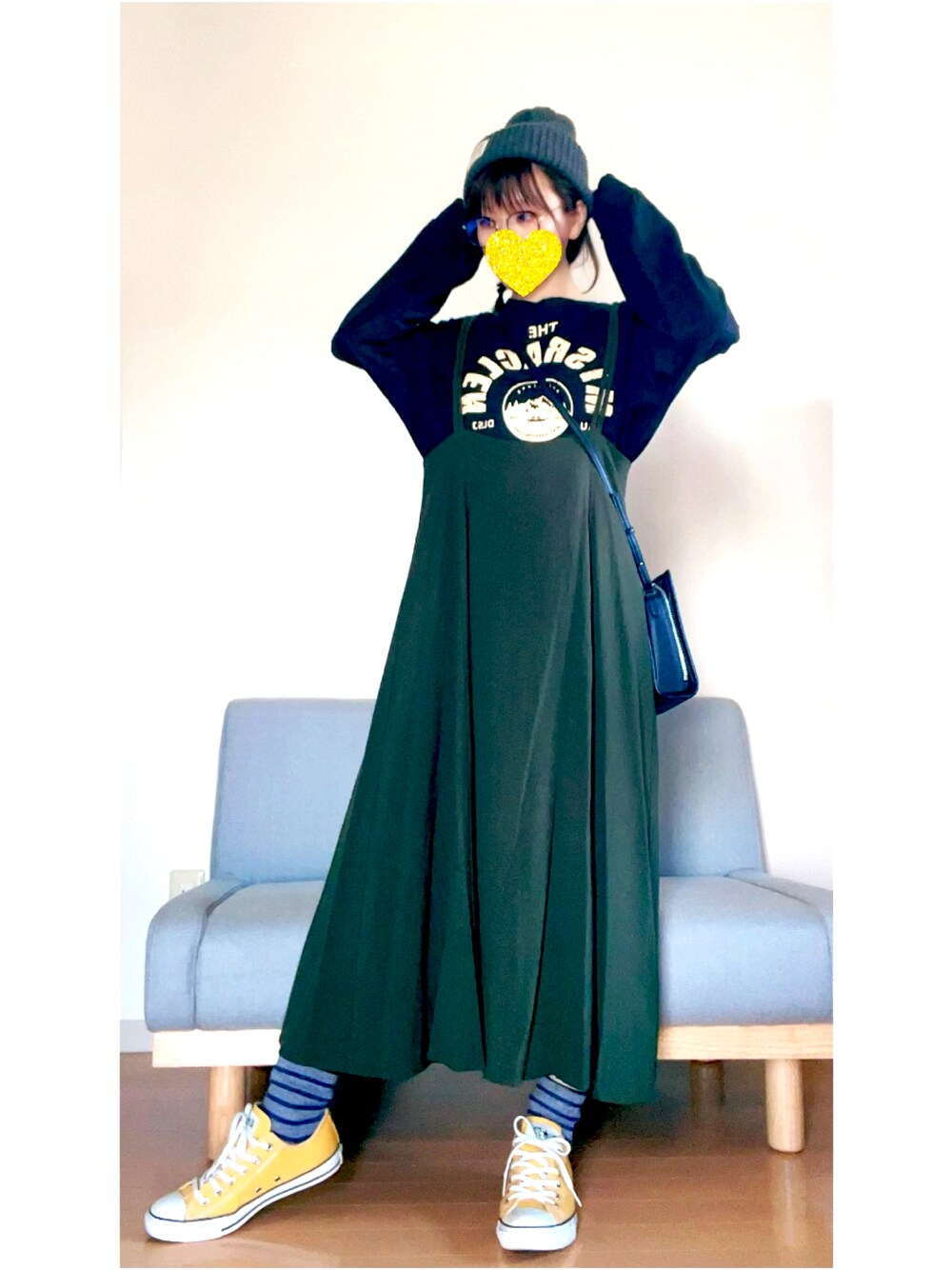 「オトナ女子、カジュアルガーリー、カジュアルコーデ、秋コーデ、ロゴT、ストラップスカート、ニット帽、スニーカー、コンバース、低身長女子、おしゃれさんと繋がりたい」｜「SAMANTHAVEGAのBOX型ショルダーバッグ（ショルダーバッグ、ブラック系）」を使った、すーさんさん（レディース・153cm）の秋コーディネートの1枚目の写真