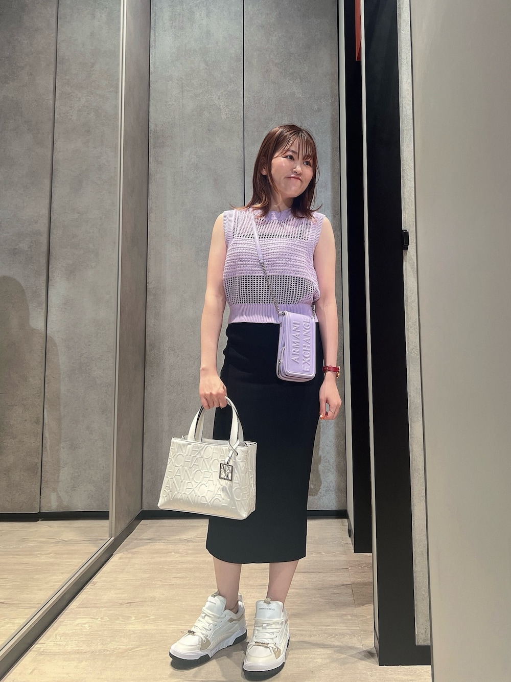 「AXchanger、AXchange、アルマーニエクスチェンジ、armani、armaniexchange、お出かけコーデ、スニーカー、テーマパークコーデ、ノースリーブ、夏コーデ、きれいめカジュアル、大人カジュアルコーデ、大人女子、タイトスカート、オンライン限定」｜「ARMANI EXCHANGEの【A|X アルマーニ エクスチェンジ】＜オンライン限定＞モノグラムロゴパッチ　スリムニットスカート（スカート、ブラック系）」を使った、HIROさん（レディース・150cm）の夏コーディネートの1枚目の写真