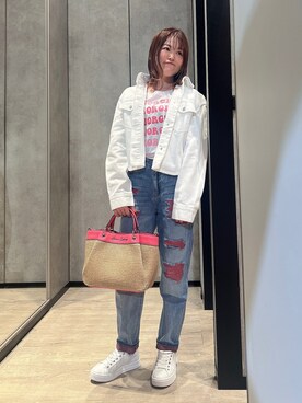 ARMANI EXCHANGEのデニムジャケットを使った「ピンク」の人気
