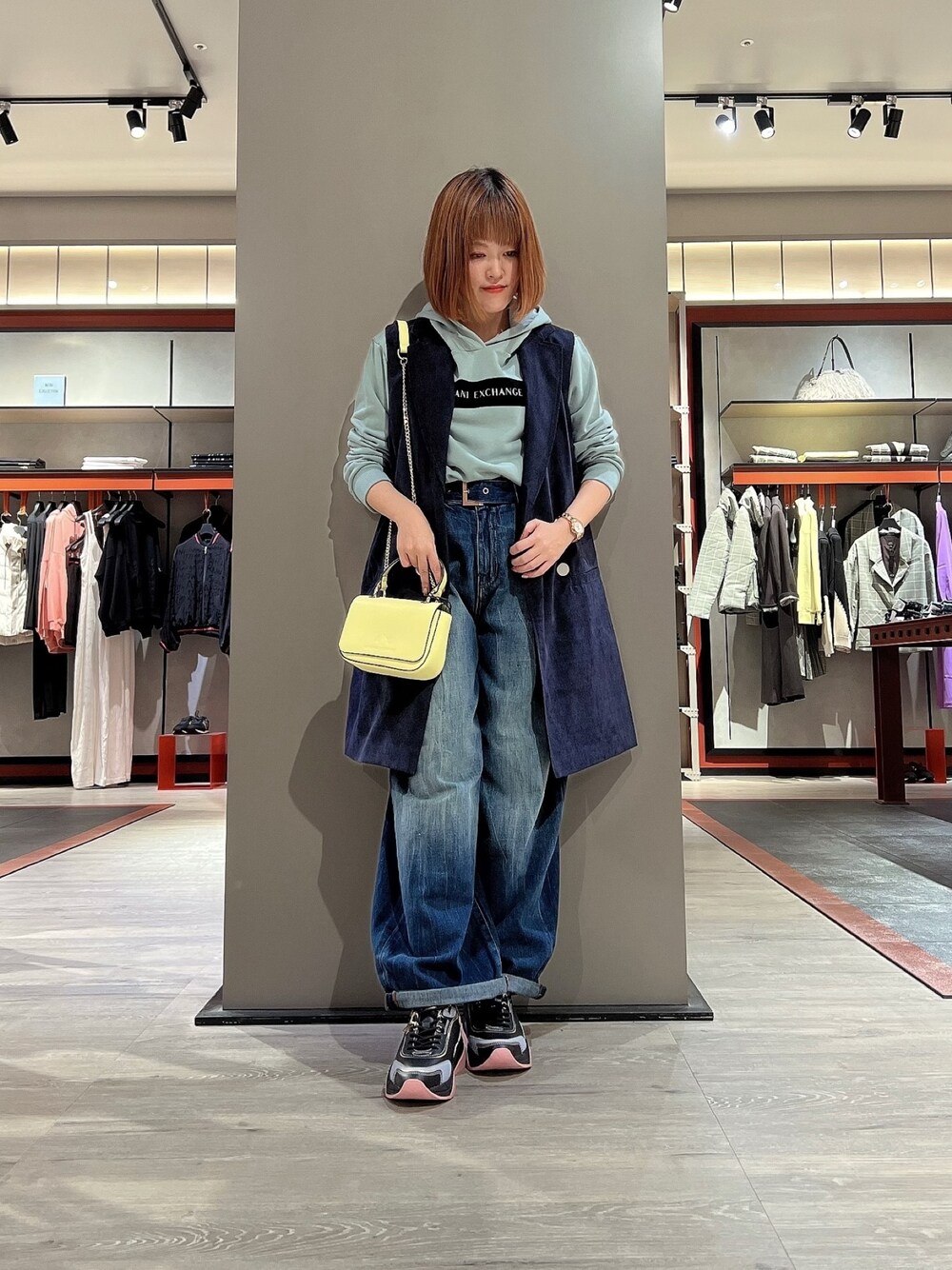 「AXchanger、AXchange、アルマーニエクスチェンジ、armaniexchange、armani、ミニバッグ、ジレ、パーカー、フーディー、スニーカー、カジュアル、低身長」｜「ARMANI EXCHANGEの【A|X アルマーニ エクスチェンジ】バルーンシルエット　デニムパンツ_J74 BELTDE BALLOON（デニムパンツ、ブルー系）」を使った、HIROさん（レディース・150cm）の秋コーディネートの1枚目の写真