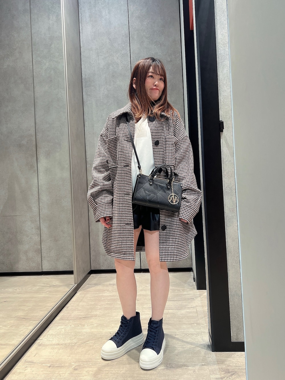 「AXchanger、AXchange、アルマーニエクスチェンジ、armani、armaniexchange、春コーデ、オトナ女子、おでかけコーデ、オトナカジュアル、春、大人可愛い、レディースファッション、春カラー、お出かけコーデ、休日スタイル」｜「ARMANI EXCHANGEの【A|X アルマーニ エクスチェンジ】オールオーバーマキシロゴ スモールハンドバッグ（ハンドバッグ、ブラック系）」を使った、HIROさん（レディース・150cm）の春コーディネートの1枚目の写真