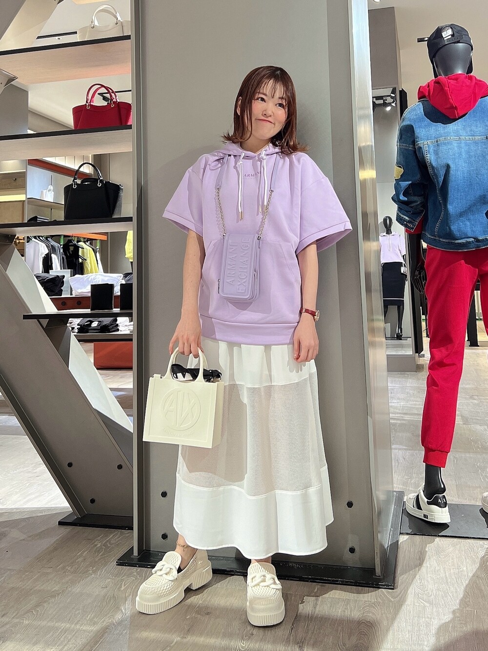「AXchanger、AXchange、アルマーニエクスチェンジ、armani、armaniexchange、春コーデ、お出かけコーデ、パステルカラー、スニーカー、ワンピーススタイル、レイヤードスタイル、春服みてみて、ショルダーバッグ、スマホショルダー、休日スタイル」｜「ARMANI EXCHANGEの【A|X アルマーニ エクスチェンジ】ボックスロゴ　チェーンストラップ付き小物入れ/ポーチ（その他小物、パープル系）」を使った、HIROさん（レディース・150cm）の春コーディネートの1枚目の写真