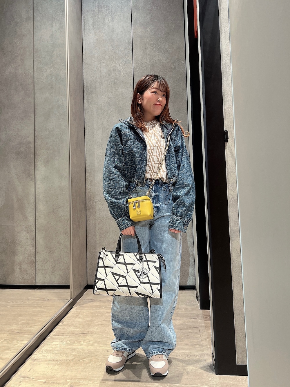 「AXchanger、AXchange、アルマーニエクスチェンジ、armani、armaniexchange、ジャケット、春コーデ、春めき満開コーデ、おでかけコーデ、オトナカジュアル、パンツスタイル、イエロー、春服コーデ、お花見コーデ、デニムジャケット」｜「ARMANI EXCHANGEの【A|X アルマーニ エクスチェンジ】AXロゴ　レースアップスニーカー（スニーカー、ピンク系）」を使った、HIROさん（レディース・150cm）の春コーディネートの1枚目の写真