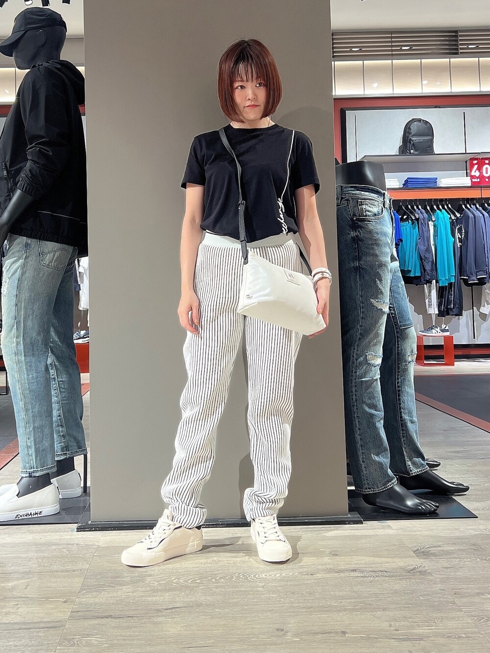 「AXchanger、AXchange、アルマーニエクスチェンジ、armani、armaniexchange、秋服準備はじめました、ラフスタイル、スウェットパンツ、Tシャツ、白スニーカー、ショルダーバッグ、秋先取りコーデ、モノトーンスタイル、ラクチンコーデ、お出かけコーデ」｜「ARMANI EXCHANGEの【A|X アルマーニ エクスチェンジ】ラインロゴ　ローカットスニーカー（スニーカー、ホワイト系）」を使った、HIROさん（レディース・150cm）の夏コーディネートの1枚目の写真
