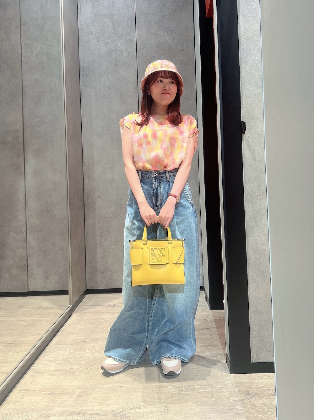 「AXchanger、AXchange、アルマーニエクスチェンジ、armani、armaniexchange、最近のいい感じコーデ、春夏コーデ、休日スタイル、スニーカー、デニム、お出かけコーデ、低身長コーデ、オトナカワイイ、大人女子、春服コーデ」｜「ARMANI EXCHANGEの【A|X アルマーニ エクスチェンジ】キャップスリーブブラウス（シャツ/ブラウス、その他）」を使った、HIROさん（レディース・150cm）の春コーディネートの1枚目の写真