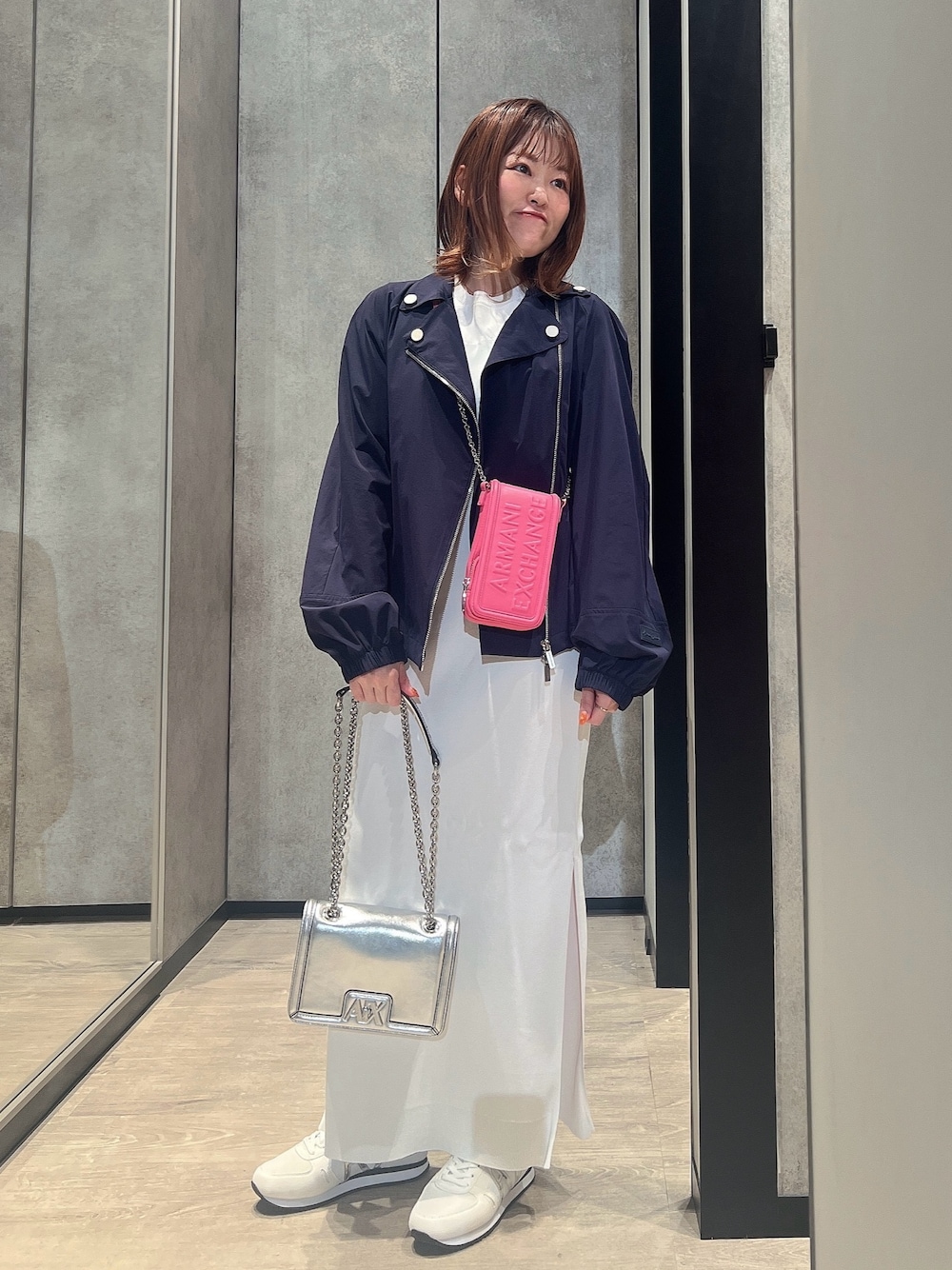 「AXchanger、AXchange、アルマーニエクスチェンジ、armani、armaniexchange、きれいめカジュアル、ワンピーススタイル、スニーカー、ライダースジャケット、休日スタイル、低身長コーデ、オトナカジュアル、スポーツミックス、大人コーデ、デニムコーデ」｜「ARMANI EXCHANGEの【A|X アルマーニ エクスチェンジ】AXロゴ　チェーンミニショルダーバック（メタリック）（ショルダーバッグ、シルバー系）」を使った、HIROさん（レディース・150cm）の春コーディネートの1枚目の写真