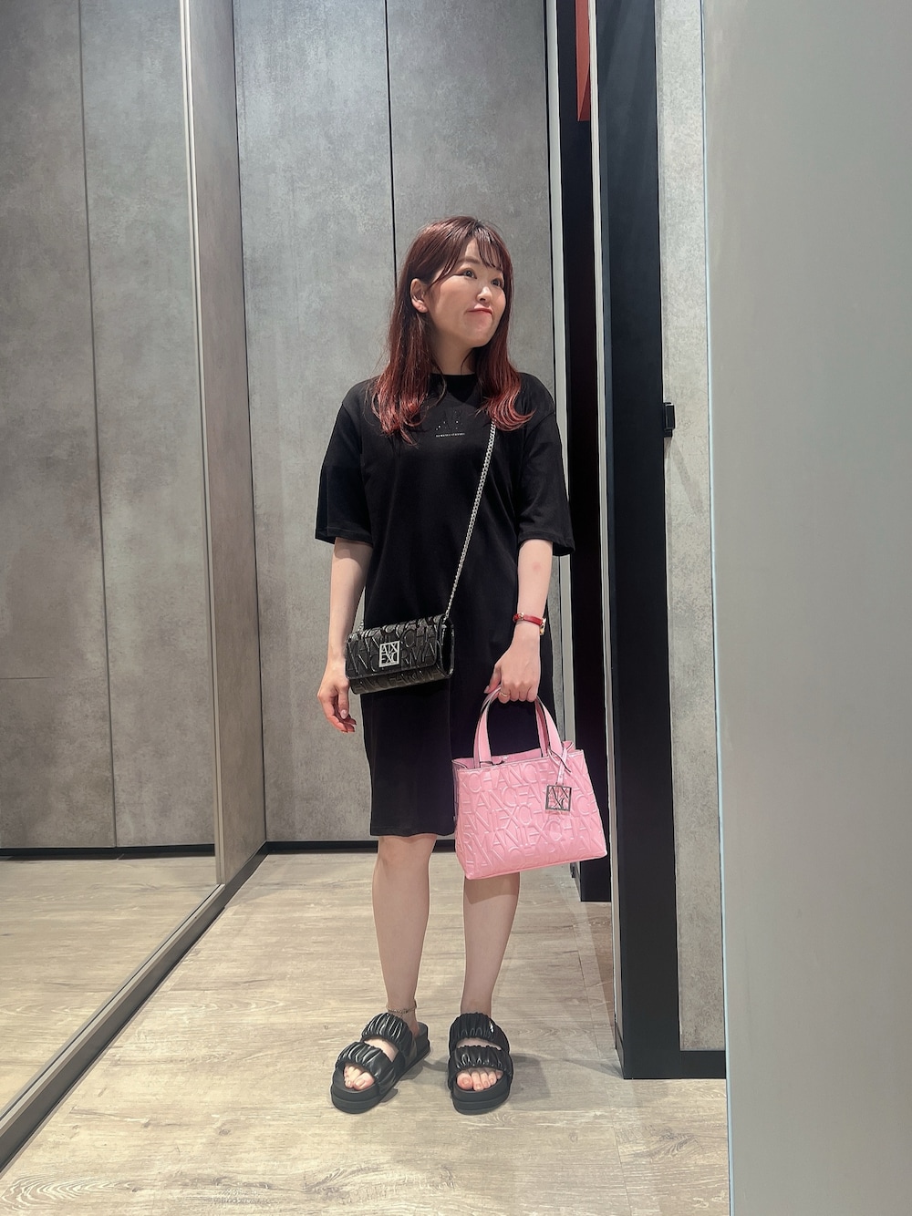 「AXchanger、AXchange、アルマーニエクスチェンジ、armani、armaniexchange、サンダル、低身長コーデ、ワンピース、トートバッグ、夏コーデ、ラクチンコーデ、オトナカワイイ、春夏コーデ、楽チンコーデ、150cm台コーデ」｜「ARMANI EXCHANGEの【A|X アルマーニ エクスチェンジ】ICON クルーネック半袖Tシャツワンピース（ワンピース、ブラック系）」を使った、HIROさん（レディース・150cm）の夏コーディネートの1枚目の写真