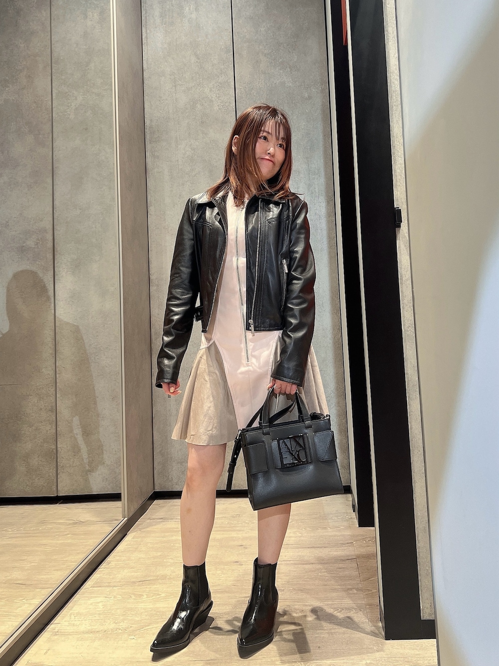 「AXchange、AXchanger、アルマーニエクスチェンジ、armani、armaniexchange、秋っぽコーデ更新中、休日スタイル、秋コーデ、パステルカラー、デートコーデ、秋服、ワンピース、レザー、女子会コーデ、ブーツ」｜「ARMANI EXCHANGEの【A|X アルマーニ エクスチェンジ】レザーライクワンピース（ワンピース、ベージュ系）」を使った、HIROさん（レディース・150cm）の秋コーディネートの1枚目の写真