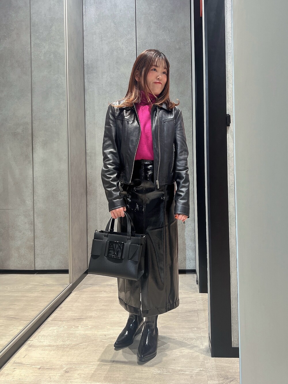 「AXchanger、AXchange、アルマーニエクスチェンジ、armani、armaniexchange、クリスマスに着たい服、冬コーデ、レザージャケット、スカートスタイル、休日スタイル、オトナカジュアル、きれいめコーデ、ニット、ブーツ、秋冬コーデ」｜「ARMANI EXCHANGEの【A|X アルマーニ エクスチェンジ】シングルライダースジャケット（ライダースジャケット、ブラック系）」を使った、HIROさん（レディース・150cm）の冬コーディネートの1枚目の写真