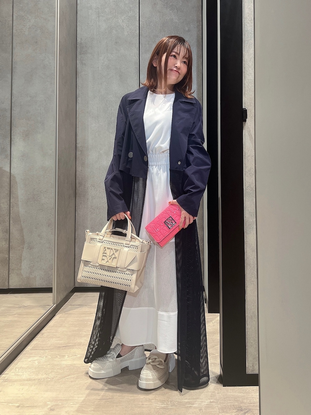 「AXchanger、AXchange、アルマーニエクスチェンジ、armani、armaniexchange、きれいめカジュアル、休日スタイル、お食事会コーデ、ワンピース、デートコーデ、オトナカジュアル、カジュアルガーリー、きれいめコーディネート、シンプルコーデ、ネイビー」｜「ARMANI EXCHANGEの【A|X アルマーニ エクスチェンジ】メッシュ チャンキーソールローファー（ローファー、ホワイト系）」を使った、HIROさん（レディース・150cm）の春コーディネートの1枚目の写真