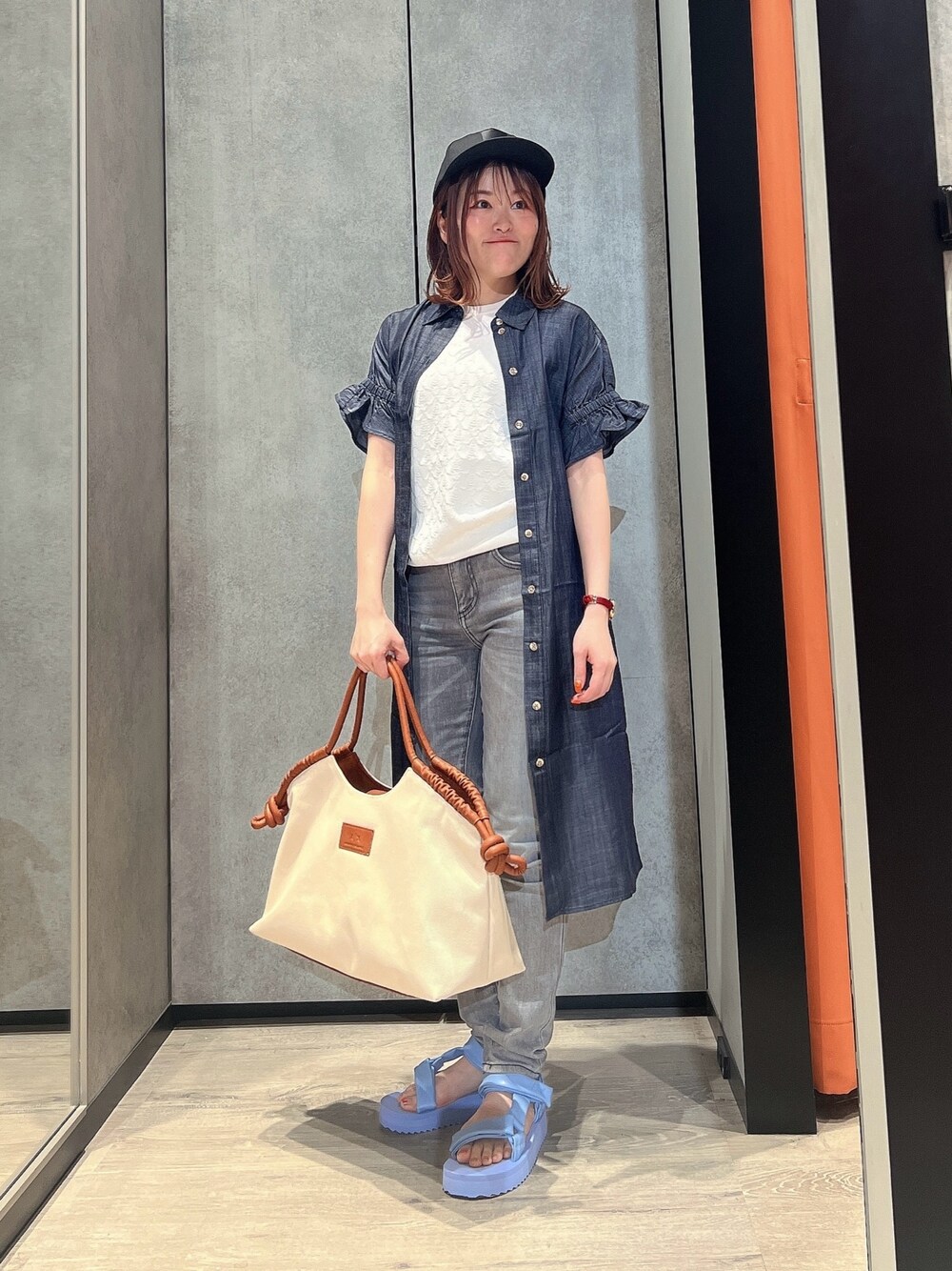 「AXchanger、AXchange、アルマーニエクスチェンジ、armani、armaniexchange、休日スタイル、ストリート、お出かけコーデ、着回しコーデ、アウトドアスタイル、デートコーデ、シャツワンピ、バッグ、キャップ、デニムコーデ」｜「ARMANI EXCHANGEの【A|X アルマーニ エクスチェンジ】＜ZOZO限定＞キャンパス地　ハンドバック（ハンドバッグ、ホワイト系）」を使った、HIROさん（レディース・150cm）の春コーディネートの1枚目の写真