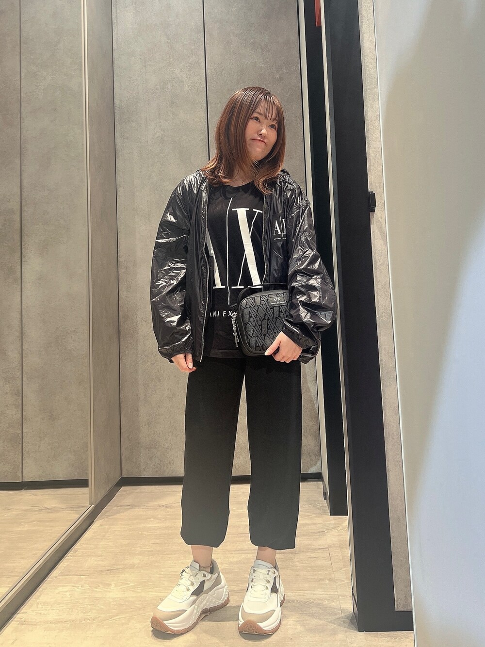 「AXchange、AXchanger、アルマーニエクスチェンジ、armani、armaniexchange、秋コーデ、テーマパークコーデ、お出かけコーデ、モノトーン、ブルゾン、スポーツミックス、スニーカー、休日スタイル、ラクチンコーデ、秋アウター」｜「ARMANI EXCHANGEの【A|X アルマーニ エクスチェンジ】オールオーバーモノグラム　ミニショルダーバッグ（ショルダーバッグ、ブラック系）」を使った、HIROさん（レディース・150cm）の秋コーディネートの1枚目の写真