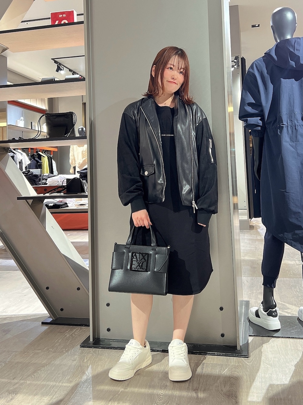 「AXchanger、AXchange、アルマーニエクスチェンジ、armani、armaniexchange、オンライン限定、休日スタイル、スニーカー、春服コーデ、ブルゾン、おでかけコーデ、黒コーデ、春服みてみて、スウェットワンピース、ストリート」｜「ARMANI EXCHANGEの【A|Xアルマーニ エクスチェンジ】BOXロゴバックル　ミニハンドバッグ（ハンドバッグ、ブラック系）」を使った、HIROさん（レディース・150cm）の春コーディネートの1枚目の写真