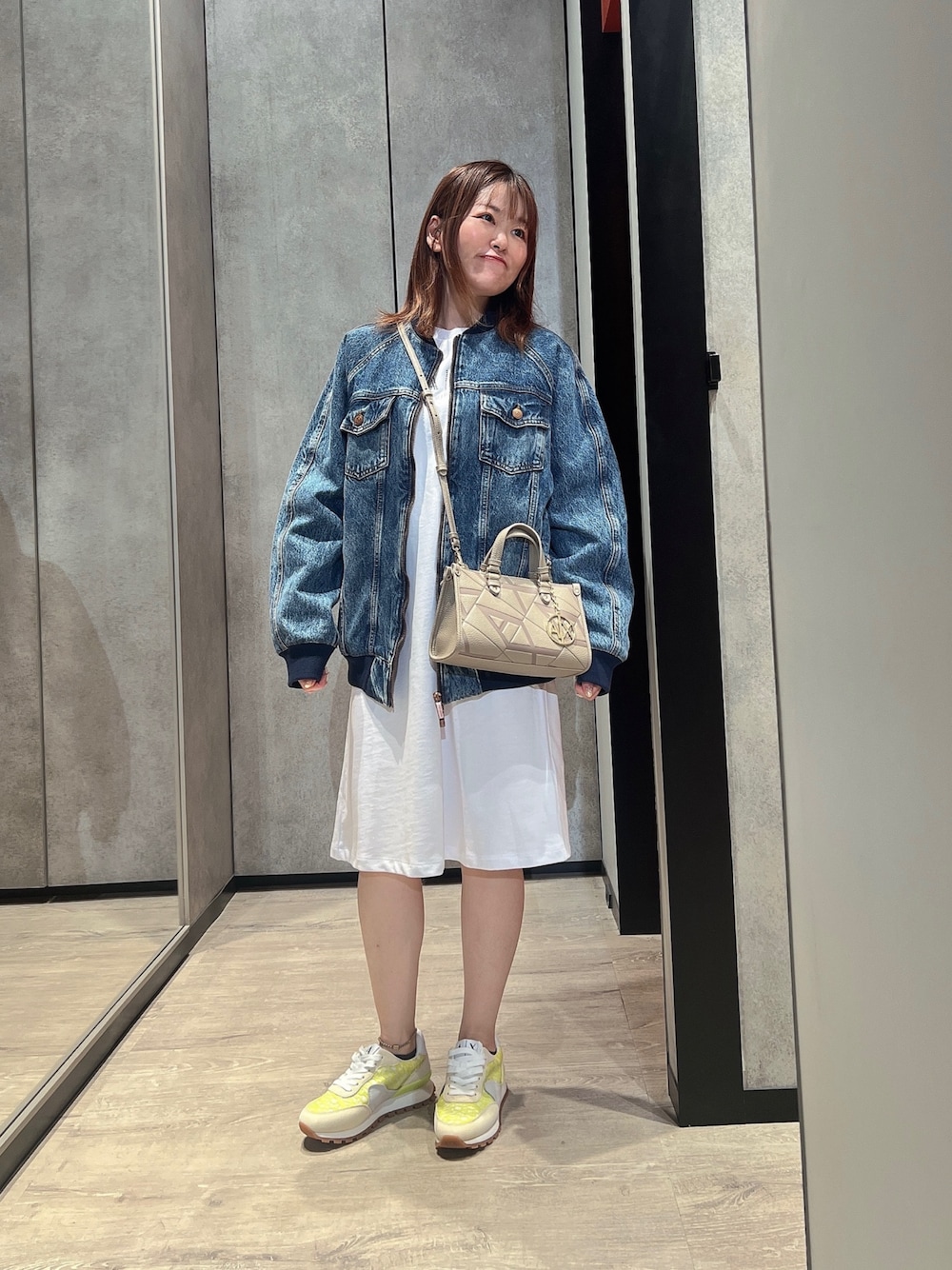 「AXchange、AXchanger、アルマーニエクスチェンジ、armani、armaniexchange、休日スタイル、デニムジャケット、ワンピース、スニーカー、カジュアルコーデ、大人ガーリー、ラクチンコーデ、秋服準備はじめました、ラフスタイル、ショルダーバッグ」｜「ARMANI EXCHANGEの【A|X アルマーニ エクスチェンジ】ラインストーンロゴ　半袖ジャージーワンピース（ワンピース、ホワイト系）」を使った、HIROさん（レディース・150cm）の夏コーディネートの1枚目の写真